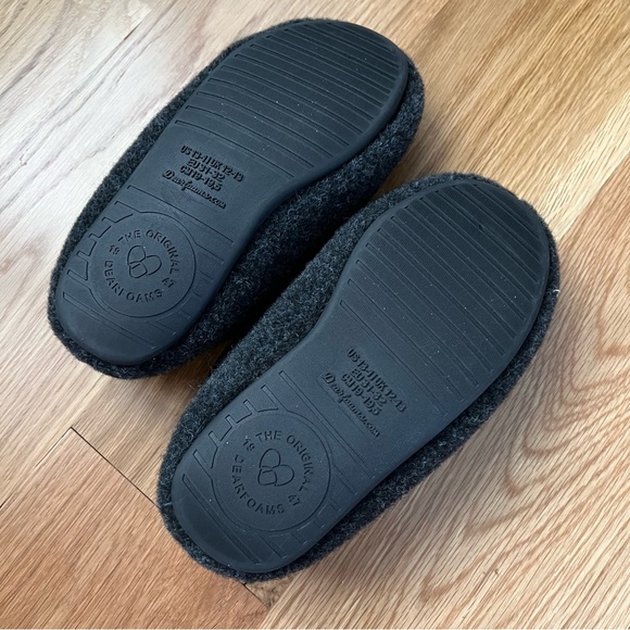 Dearfoams Slippers. Like New!! - Picture 3 of 4